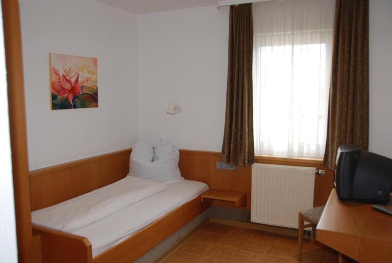 Hotel-Restaurant Zum Goldenen Hahnen Markgröningen Zimmer foto