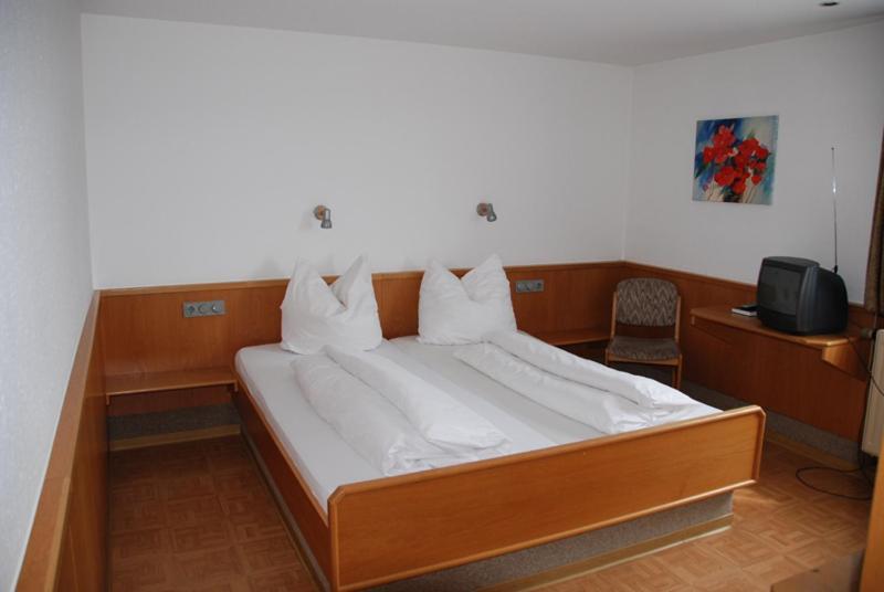 Hotel-Restaurant Zum Goldenen Hahnen Markgröningen Zimmer foto